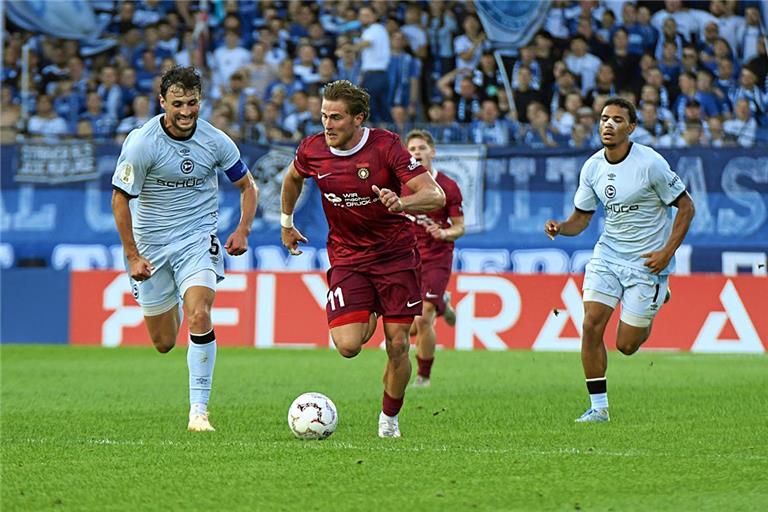 Tim Rossmann (am Ball) kommt immer besser ins Rollen und hat zuletzt sein erstes Drittliga-Tor für die SG erzielt. Foto: Tobias Sellmaier