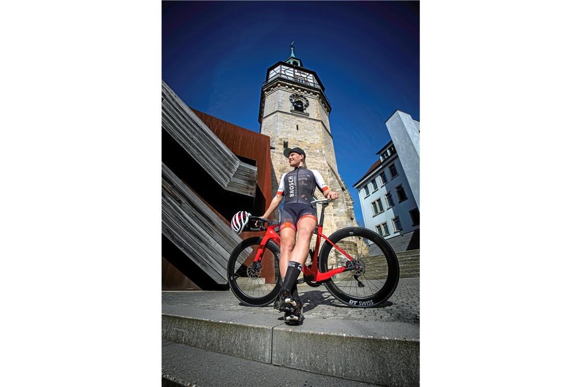 Tim Schlichenmaier gönnt sich vor dem Backnanger Stadtturm eine kurze Pause, ehe für ihn weitere Kilometer auf dem Rad anstehen. Foto: A. Becher