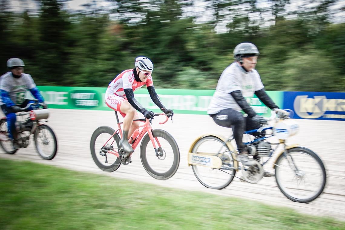 Mit dem Rad auf der Pferderennbahn Tim Schlichenmaier (Mitte) mit seinem Schrittmacher auf der Trabrennbahn in Gelsenkirchen. Coronabedingt eines von nur wenigen Radrennen für den Sportler.