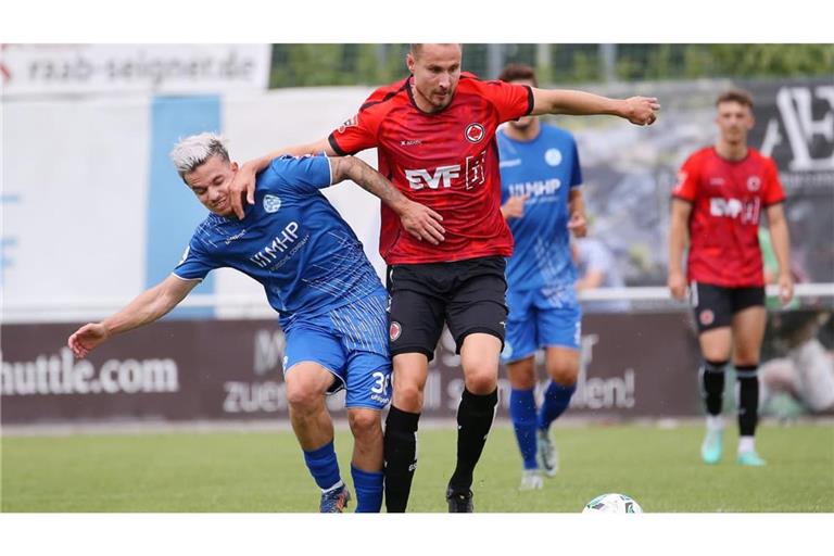 Tim Schraml (re., hier noch im Dress des 1. Göppinger SV gegen Kickers-Mann Christian Mauersberger) ist Spielertrainer beim TSGV Waldstetten.