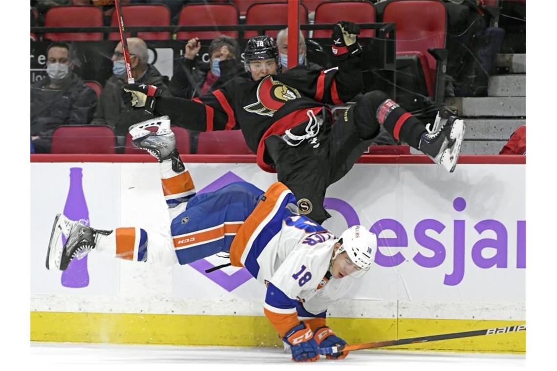 Tim Stützle (o) verlor mit den Ottawa Senators gegen die New York Islanders. Foto: Justin Tang/The Canadian Press/AP/dpa