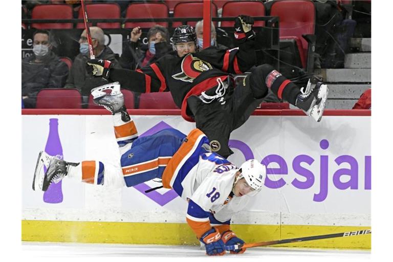 Tim Stützle (o) verlor mit den Ottawa Senators gegen die New York Islanders. Foto: Justin Tang/The Canadian Press/AP/dpa