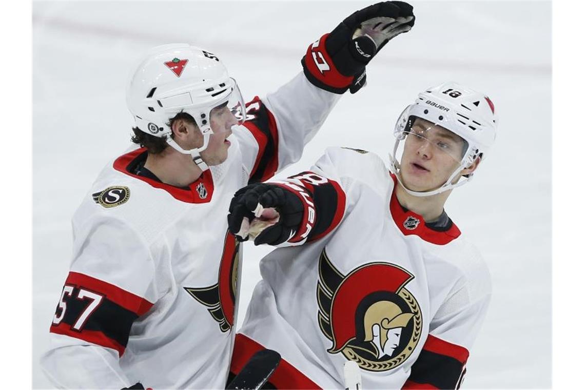 Tim Stützle (r) traf dreifach für die Ottawa Senators. Foto: John Woods/The Canadian Press/AP/dpa
