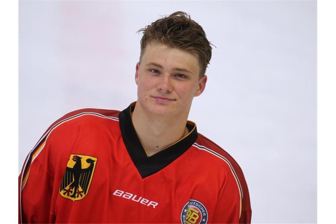 NHL-Draft: Stützle auf Draisaitls Spuren Tim Stützle steht bei einem Trainingslehrgang der deutschen Eishockey-Nationalmannschaft im September auf dem Eis. Foto: Karl-Josef Hildenbrand/dpa
