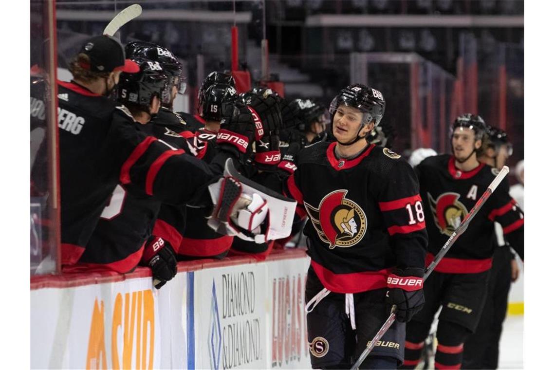 Eishockey-Talent Stützle knallt sich ins NHL-Bewusstsein Tim Stützle von den Ottawa Senators klatscht sich mit seinen Mannschaftskollegen ab. Foto: Daniel Lea/CSM via ZUMA Wire/dpa