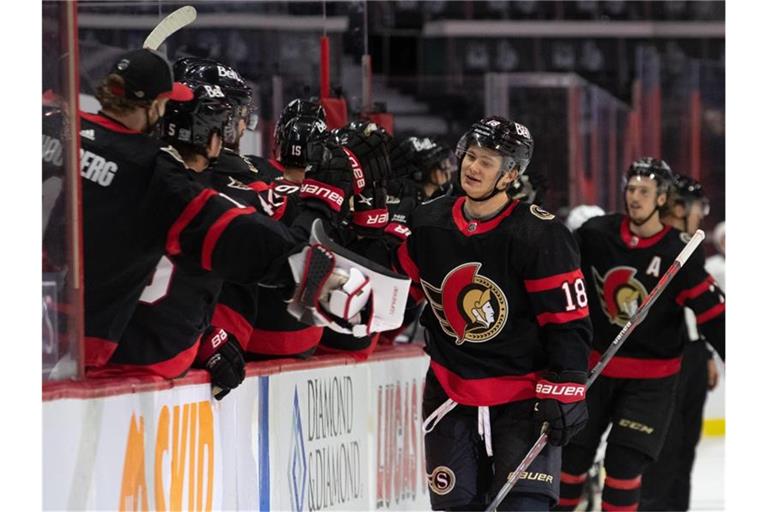 Tim Stützle von den Ottawa Senators klatscht sich mit seinen Mannschaftskollegen ab. Foto: Daniel Lea/CSM via ZUMA Wire/dpa