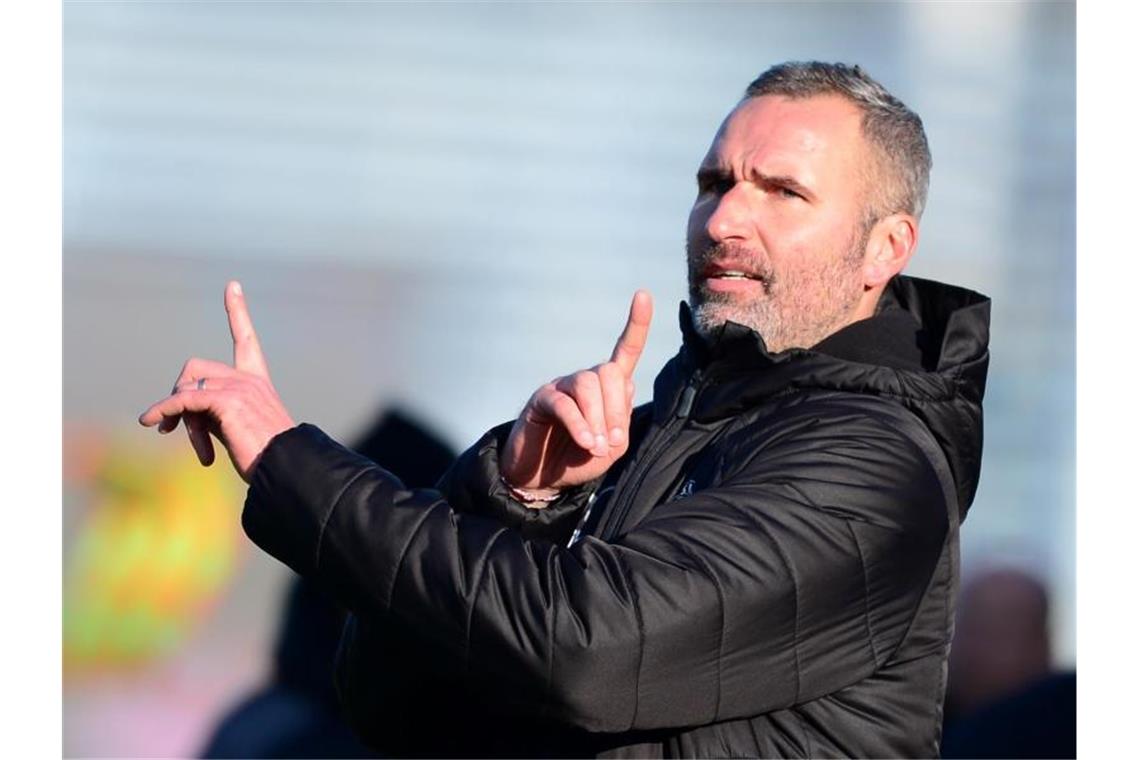 Tim Walter wird neuer Trainer des VfB Stuttgart Tim Walter gibt Anweisungen am Spielfeldrand. Foto: Daniel Bockwoldt/Archiv