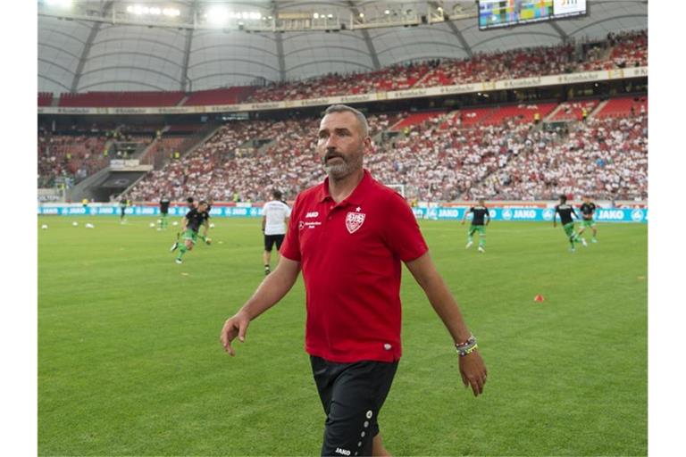 Tim Walter, Trainer des VfB Stuttgart, vor Beginn eines Spiels. Foto: Daniel Maurer/Archiv