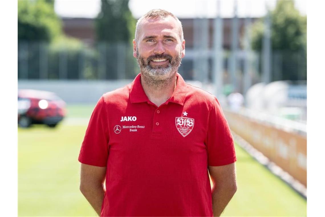 Tim Walter, Trainer des VfB Stuttgart, lächelt in die Kamera. Foto: Fabian Sommer/Archiv