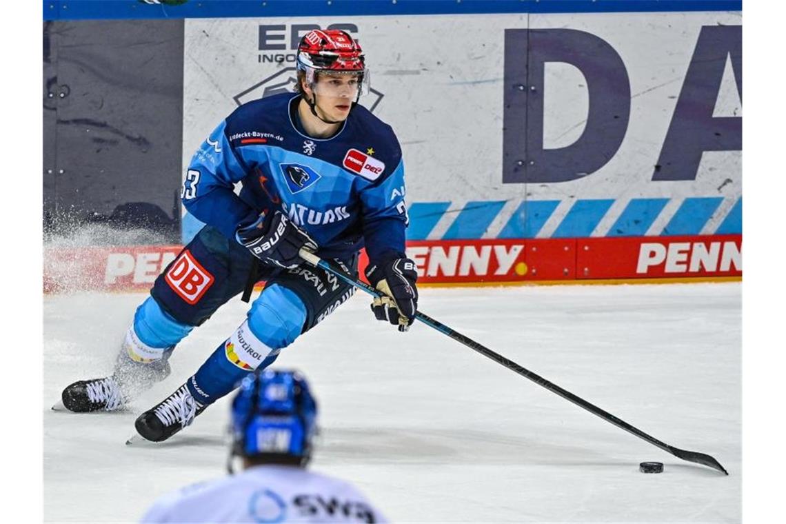 Adler Mannheim verpflichten Eishockey-Talent Wohlgemuth Tim Wohlgemuth von Ingolstadt am Puck. Foto: Armin Weigel/dpa