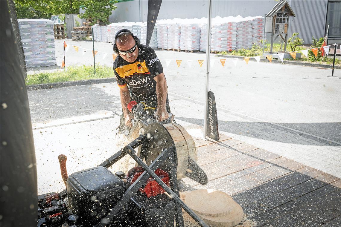 Timbersportler Markus Dengler zeigt die unterschiedlichen Disziplinen seiner ungewöhnlichen Sportart. Foto: Alexander Becher