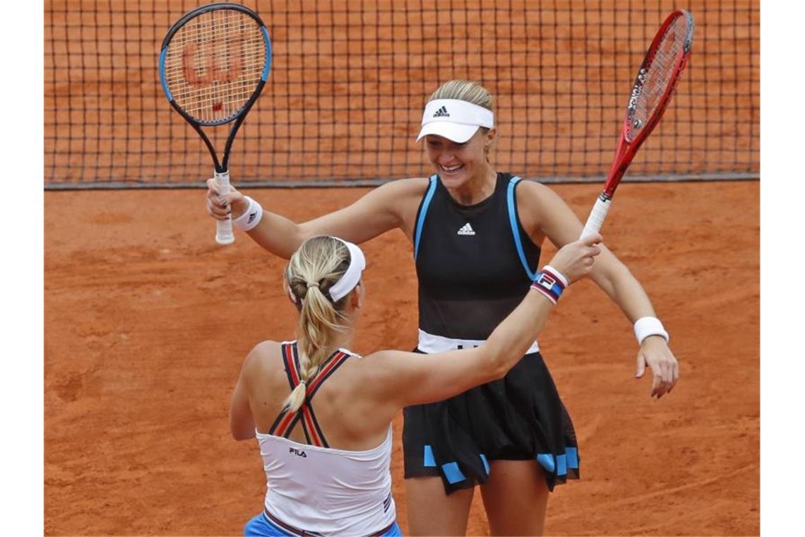 Timea Babos (l) und Kristina Mladenovic feiern ihren Sieg im Damen-Doppel. Foto: Michel Euler/AP