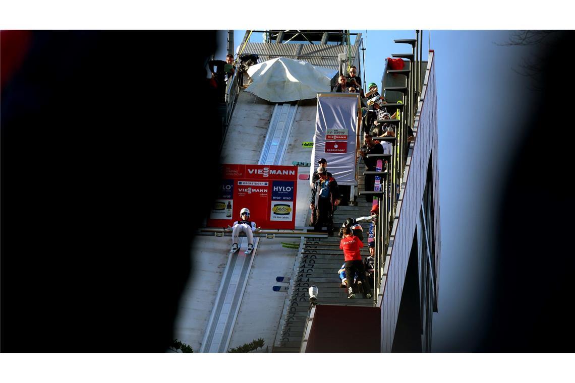 Bilder des Tages Timi Zajc aus Slowenien auf der Schanze in Oberstdorf.