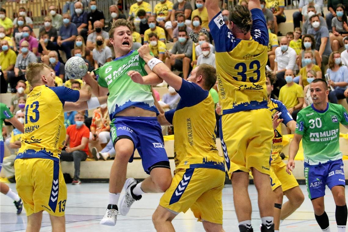 Timm Buck (am Ball) ist mit fünf Treffern der beste Werfer des HCOB beim Spiel in Konstanz. Foto: A. Hornauer