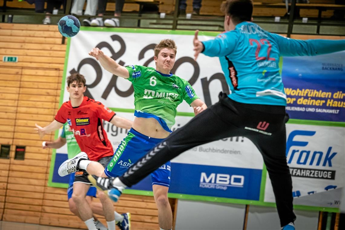 HCOB: Mit einem Sieg die Karten ganz neu mischen Timm Buck (beim Wurf) steht mit dem HC Oppenweiler/Backnang morgen vor einer schweren Aufgabe. Foto: A. Becher