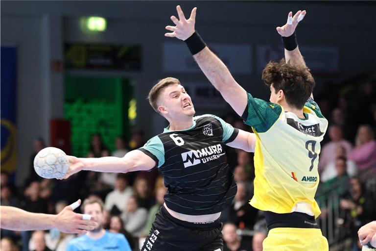 Timm Buck (links) und der HC Oppenweiler/Backnang sind auch in Hagen letztlich chancenlos gewesen. Foto: Alexander Hornauer