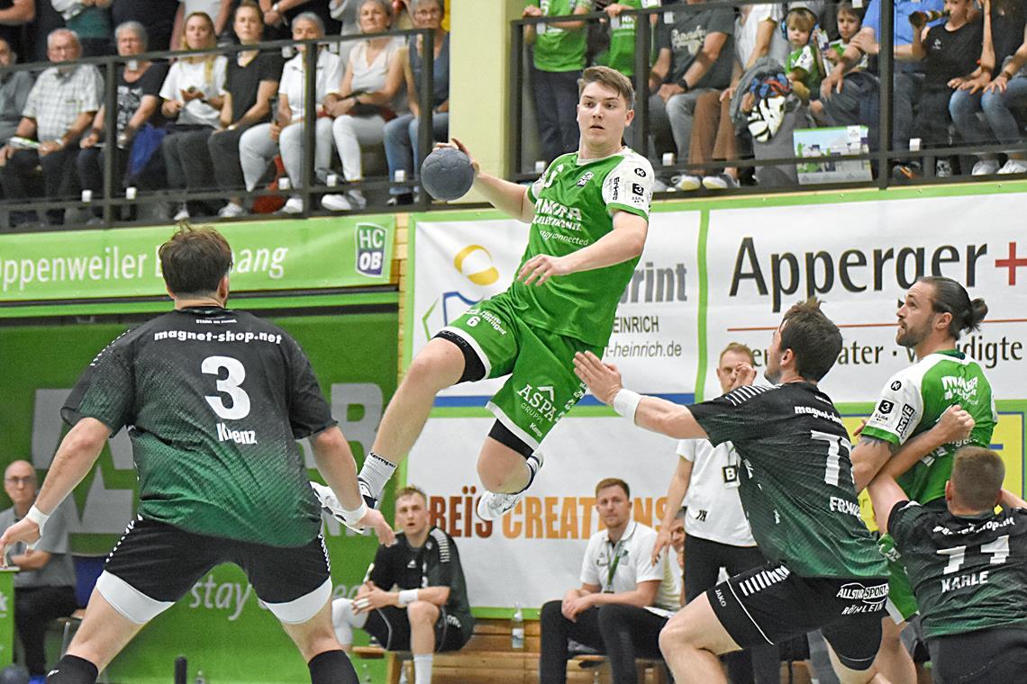 HCOB mit Außenseiterchance auf den Pokalcoup Timm Buck (mit Ball) und die HCOB-Handballer haben eine hohe Hürde zu überspringen. Foto: Tobias Sellmaier