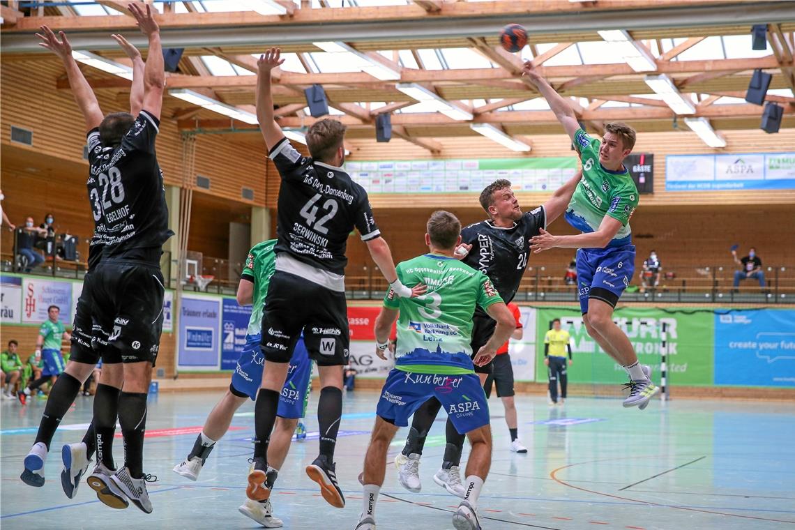 Timm Buck (rechts) hat wichtige Tore beim Heimsieg des HC Oppenweiler/Backnang erzielt. Foto: A. Becher