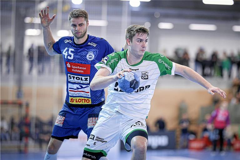 Timm Buck (rechts) und die HCOB-Handballer hoffen, die Gegner oft genug stehen lassen zu können. Archivfoto: Alexander Becher