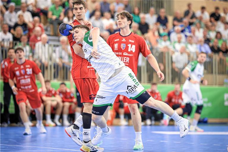Timm Buck und der HCOB geben Bietigheims favorisierten Handballern öfter das Nachsehen als die es wohl vor dem Spiel erwartet hatten. Foto: Alexander Becher
