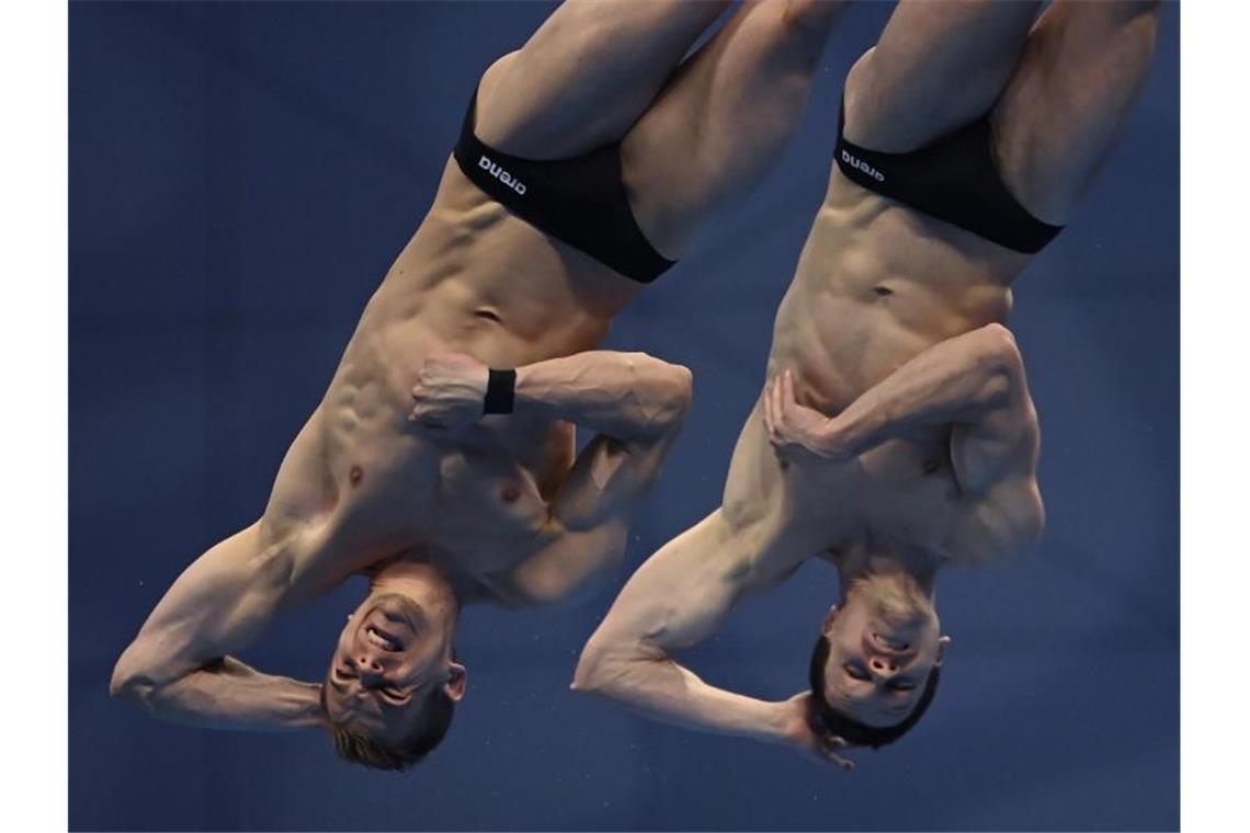 Timo Barthel (l) und Patrick Hausding holten Bronze im Synchronspringen. Foto: Tamas Kovacs/MTI/AP/dpa