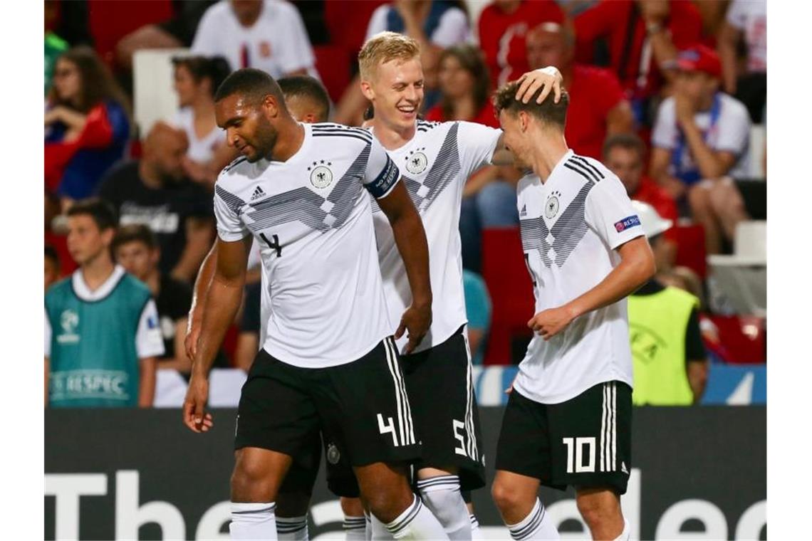 Deutsche U21 mit überragendem Sieg gegen Serbien Timo Baumgartl und Jonathan Tah feiern das 3:0 mit Luca Waldschmidt (r), seinem zweiten Treffer. Foto: Cezaro De Luca