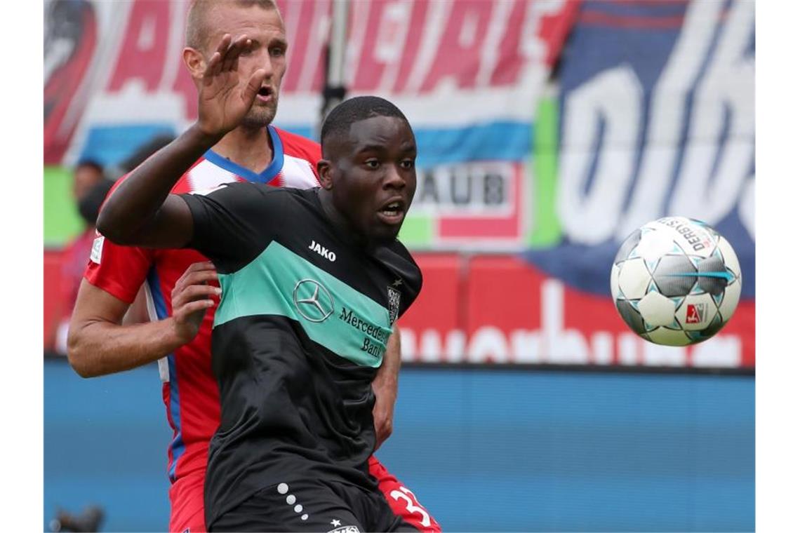 Timo Beermann (l) kämpft mit dem Orel Mangala (r) von VfB Stuttgart um den Ball. Foto: Daniel Karmann/Archivbild