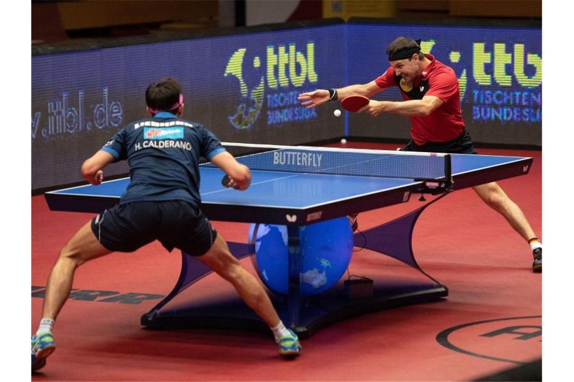 Timo Boll, Borussia Düsseldorf, spielt den Ball gegen Hugo Calderano, Liebherr Ochsenhausen. Foto: Marius Becker/dpa