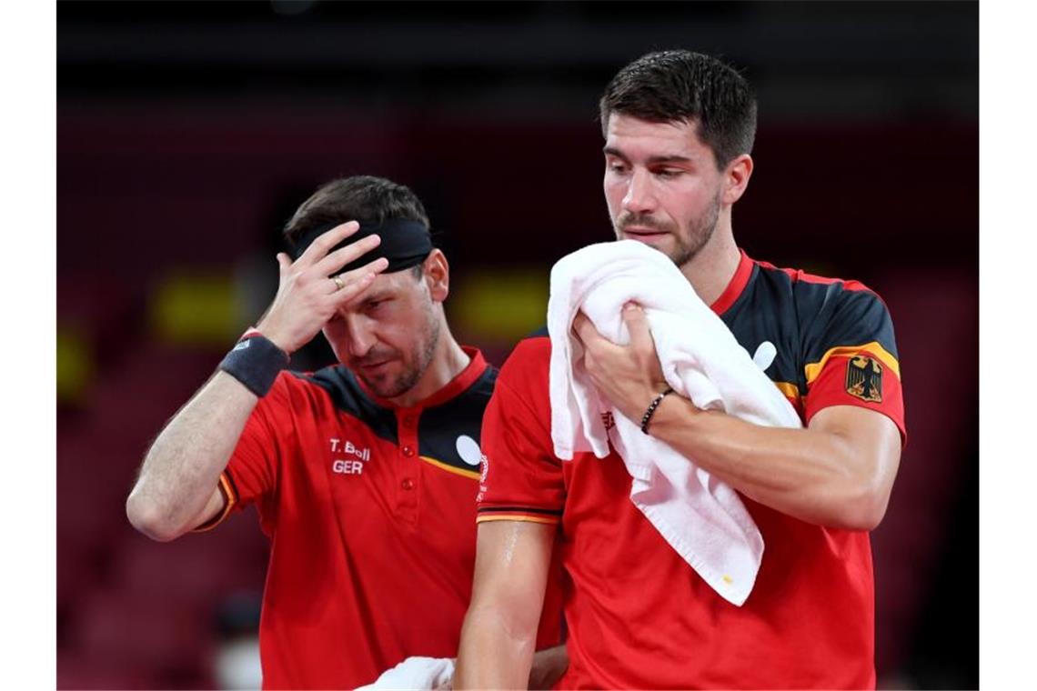 Timo Boll (l) und Patrick Franziska sind bei der Tischtennis-WM im Doppel ausgeschieden. Foto: Swen Pförtner/dpa/Archivbild