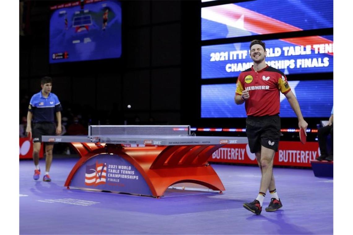 Tischtennis-Star Timo Boll hat WM-Medaille sicher Timo Boll (r) besiegte bei der Tischtennis-WM in Houston im Viertelfinale den Amerikaner Kanak Jha. Foto: Michael Wyke/AP/dpa
