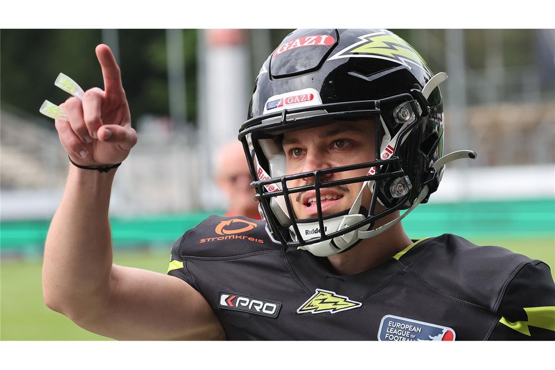 Ein Endspiel der großen Emotionen – vor allem für die Stuttgarter Jungs Timo Bronn (26/Kicker): „Es bedeutet mir alles, in meiner Stadt und in dem Stadion zu spielen, in dem ich schon so oft bei VfB-Spielen war. Das ist einfach verrückt. Wie viele Fans es letztlich in der MHP-Arena werden, ist für mich eher zweitrangig – vor der Familie, Freunden und eigenen Fans spielen zu können, das ist es, was am Ende zählt. Ich weiß gar nicht, wie oft ich schon in der Cannstatter Kurve war, kann aber sagen: Angesichts der Stimmung im Stadion war es jedes mal ein Top-Erlebnis. Gefühlt werden meine Familie und meine Freunde nun einen halben Block im Stadion besetzen – es ist ein tolles Gefühl, eine so große Unterstützung zu bekommen.“