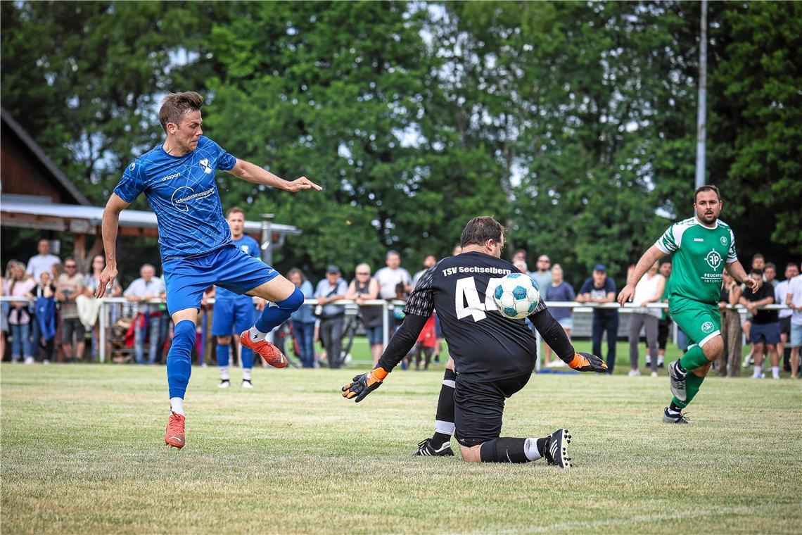 Althütte hat das rettende Ufer in Sicht Timo Deuschinger (links) hat das entscheidende 2:0 für den TSV Althütte gegen den TSV Sechselberg erzielt. Foto: Alexander Becher