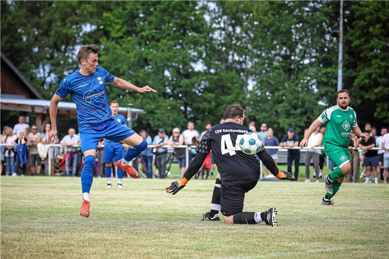 Timo Deuschinger (links) hat das entscheidende 2:0 für den TSV Althütte gegen den TSV Sechselberg erzielt. Foto: Alexander Becher