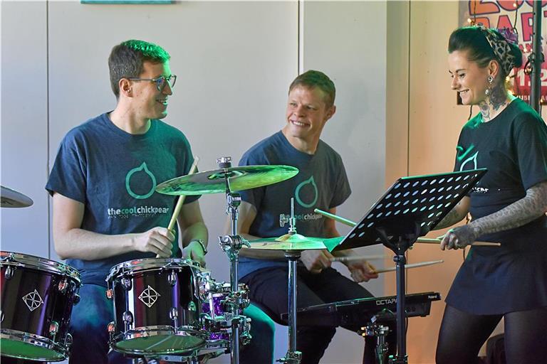 Timo Gruber und Hannes Waldner hatten viel Spaß beim Schlagzeugunterricht mit Claudia Lippmann (von links). Foto: Tobias Sellmaier