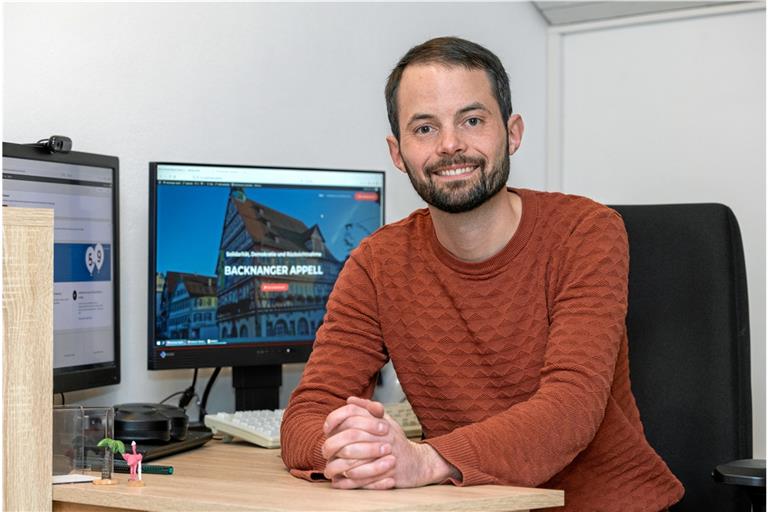 Timo Haible betreut die Website für den „Backnanger Appell“. Gestern war das SPD-Mitglied damit beschäftigt, die Namen von vielen Hundert Unterzeichnern auf der Internetseite freizuschalten.Foto: A. Becher