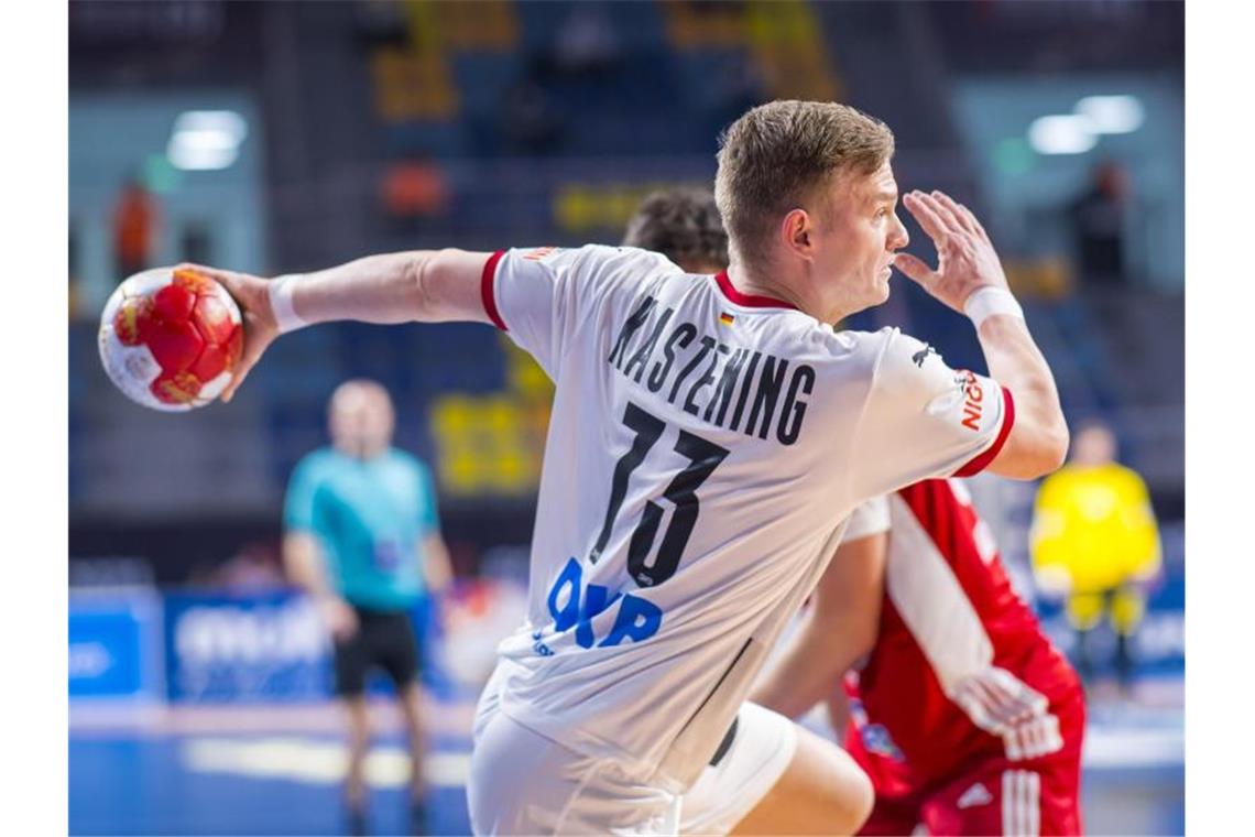 Deutsche Handballer müssen um WM-Viertelfinale bangen Timo Kastening kommt gegen Ungarn zum Torwurf. Foto: Sascha Klahn/dpa