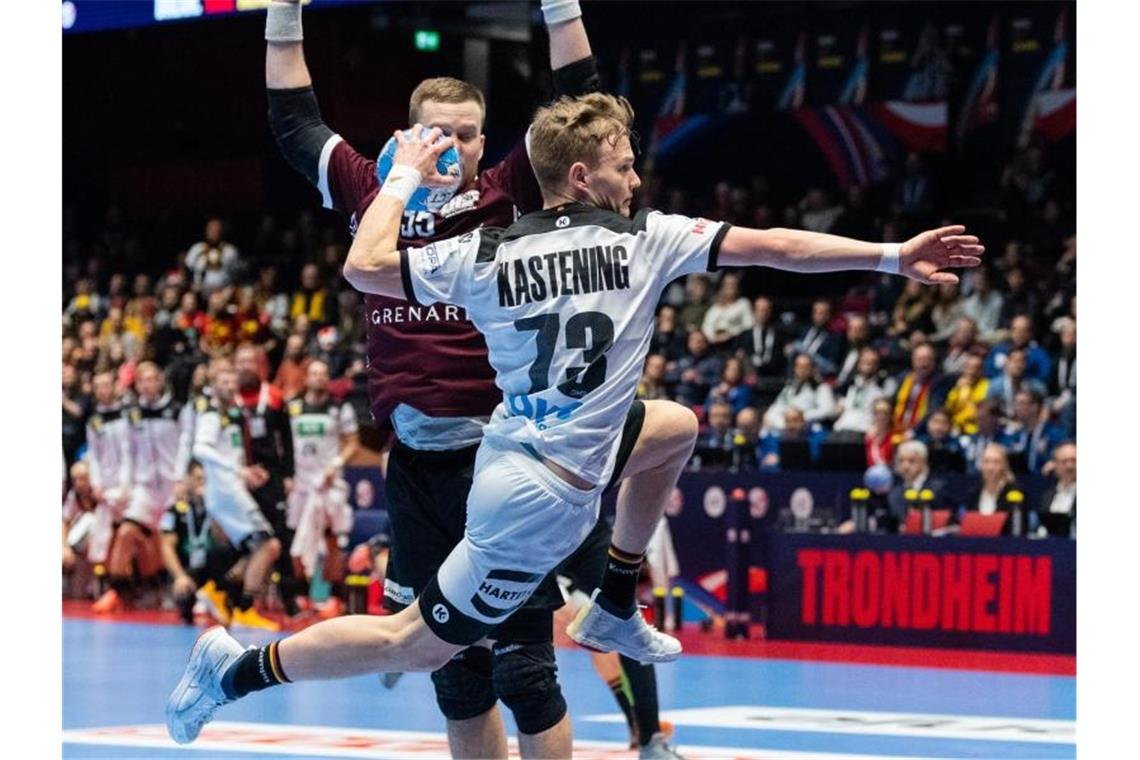 Deutsche Handballer nach Zittersieg in der Hauptrunde Timo Kastening (r) kann sich am Wurfkreis gegen den Letten Egils Politers durchsetzen. Foto: Robert Michael/dpa-Zentralbild/dpa