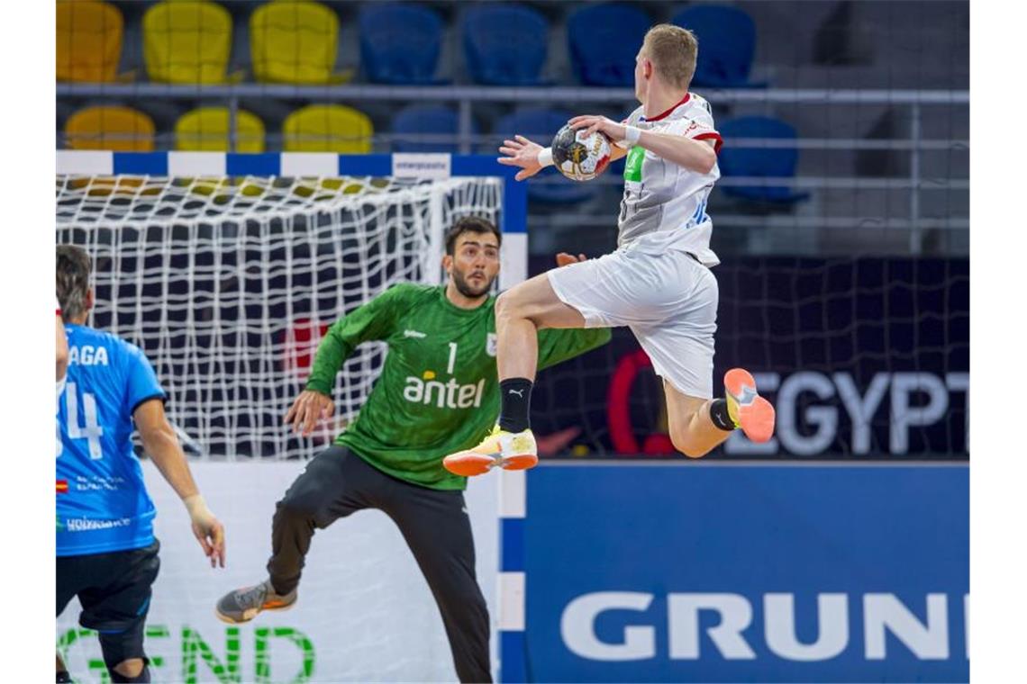 Deutsche Handballer starten mit Kantersieg in die WM Timo Kastening (r) war beim deutschen WM-Auftakt gegen Uruguay treffsicherster DHB-Akteur. Foto: Sascha Klahn/dpa