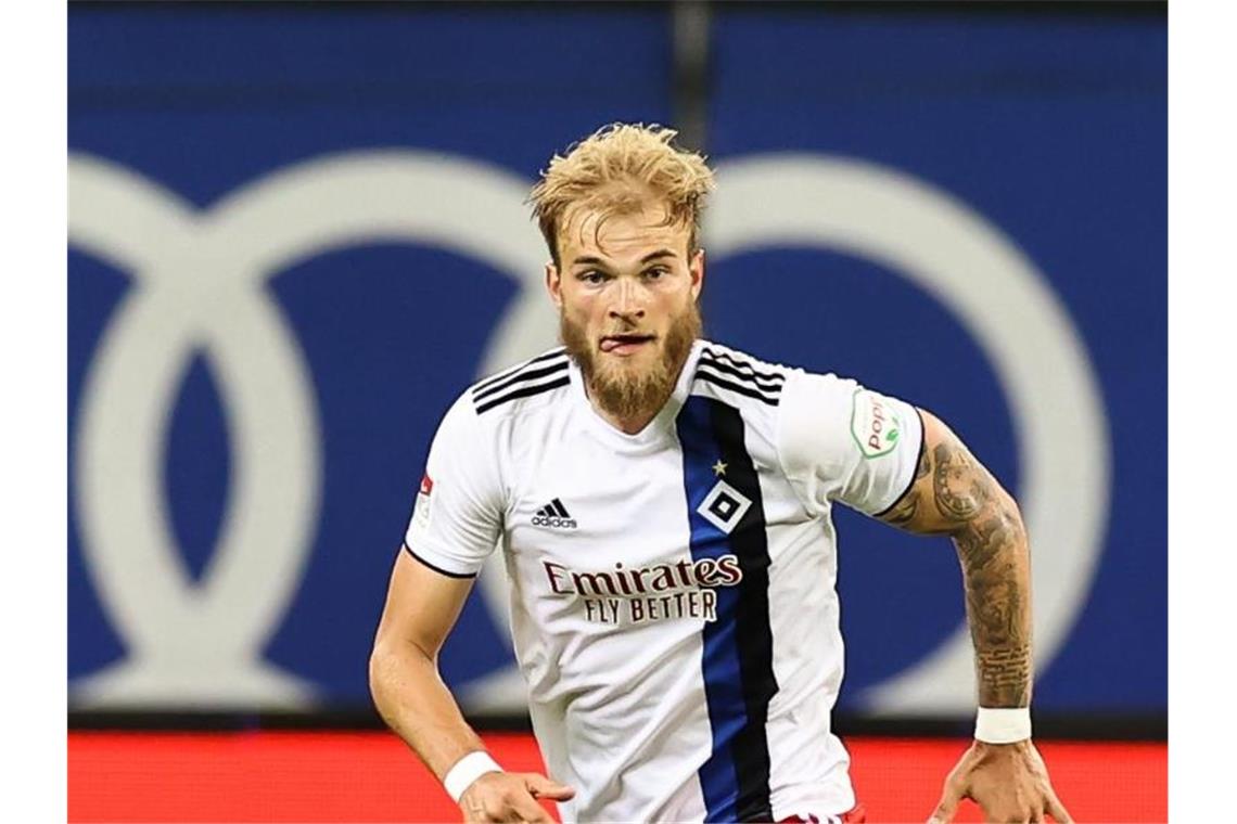 Timo Letschert spielt den Ball. Foto: Christian Charisius/dpa/Archivbild