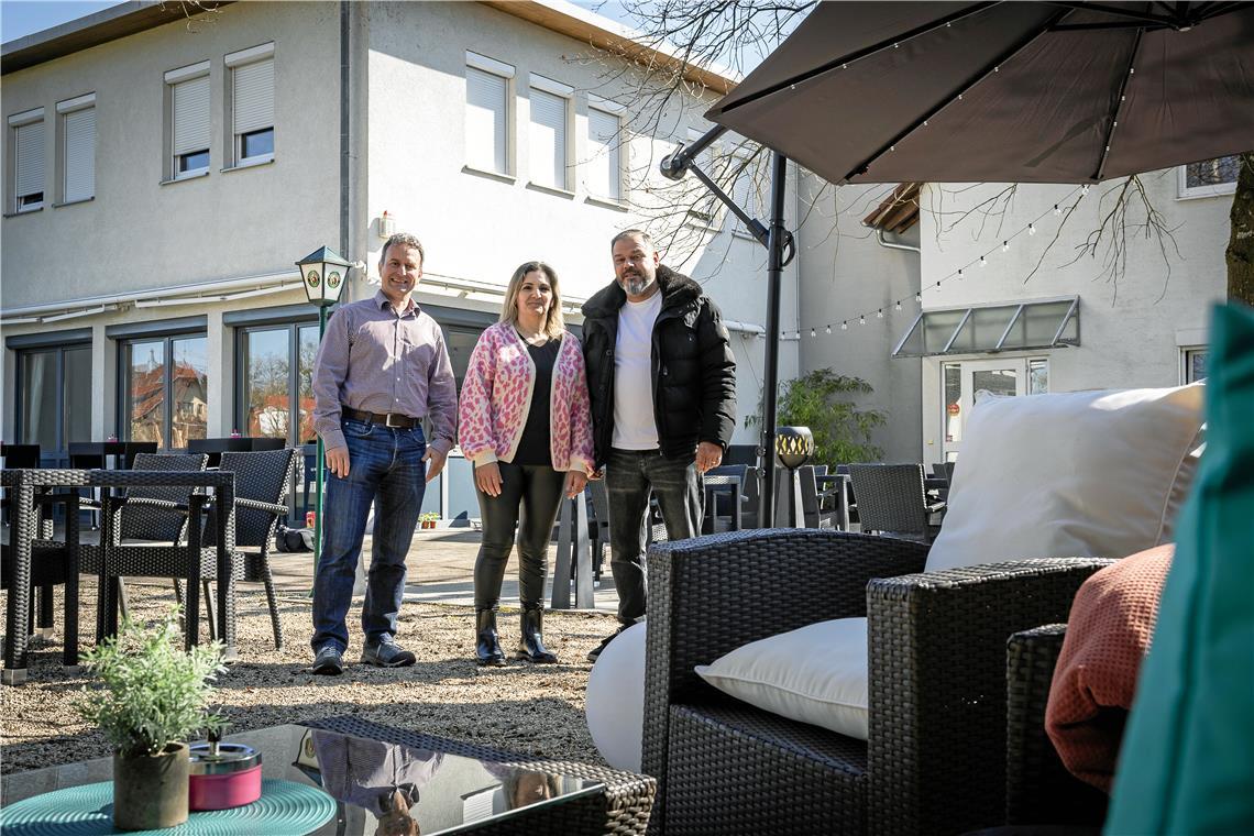 Timo Schön mit dem neuen Pächter Victor Sampaio (rechts) mit seiner Frau Natalia im Restaurant Stadtblick auf dem Hagenbach. Fotos: Alexander Becher
