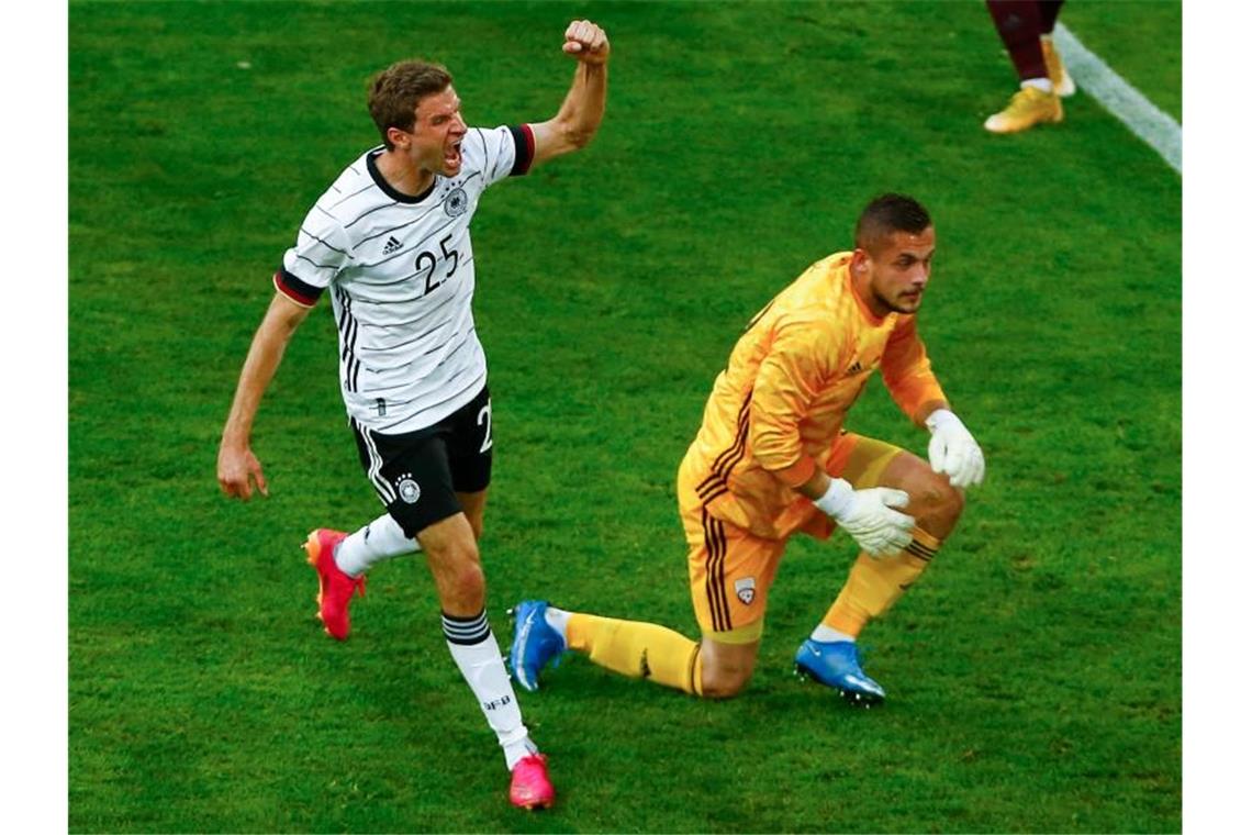 Timo Werner (2.v.l) traf zum 6:0. Foto: Federico Gambarini/dpa