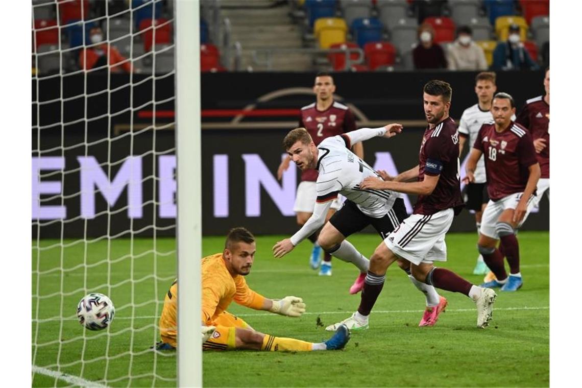 Timo Werner (2.v.l) traf zum 6:0. Foto: Federico Gambarini/dpa