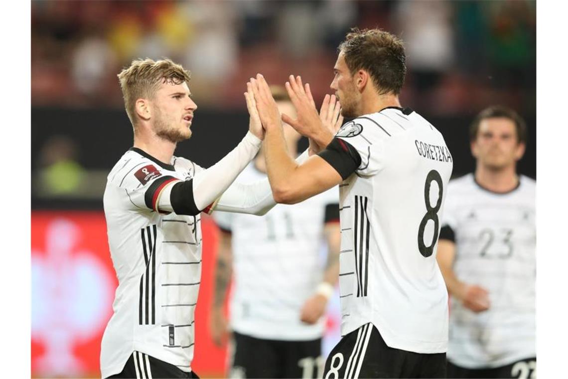 Flick liefert: DFB-Team stürmt auf Platz eins Timo Werner (l) feiert mit Leon Goretzka sein Tor zum 4:0. Foto: Tom Weller/dpa