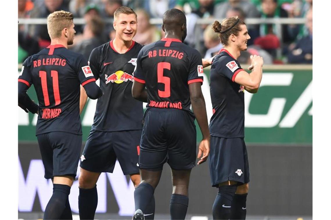 Leipzig verteidigt Tabellenführung - Bayern bleiben dran Timo Werner (l-r), Willi Orban, Dayot Upamecano und Torschütze Marcel Sabitzer feiern ein weiteres Tor in Bremen. Foto: Carmen Jaspersen