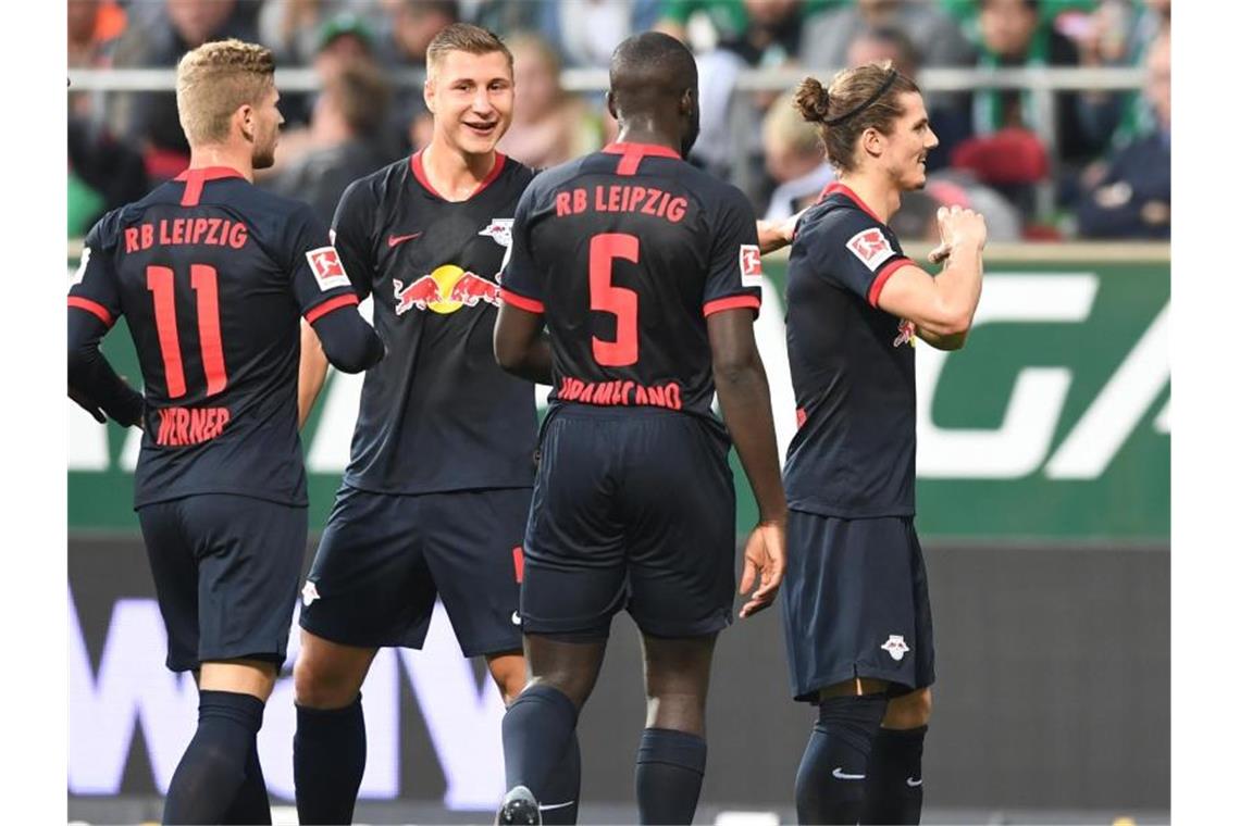 Timo Werner (l-r), Willi Orban, Dayot Upamecano und Torschütze Marcel Sabitzer feiern ein weiteres Tor in Bremen. Foto: Carmen Jaspersen