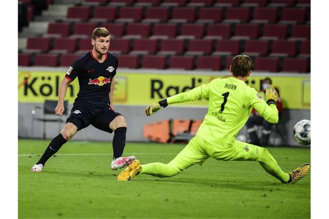 Timo Werner (l) soll vor einem Wechsel zum FC Chelsea stehen. Foto: Ina Fassbender/AFP/POOL/dpa