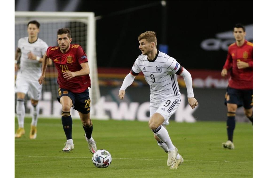 Timo Werner (M) findet vom Spanier Sergi Roberto (l) bedrängt keine Möglichkeit zum Schuss. Foto: Daniel Gonzales Acuna/dpa