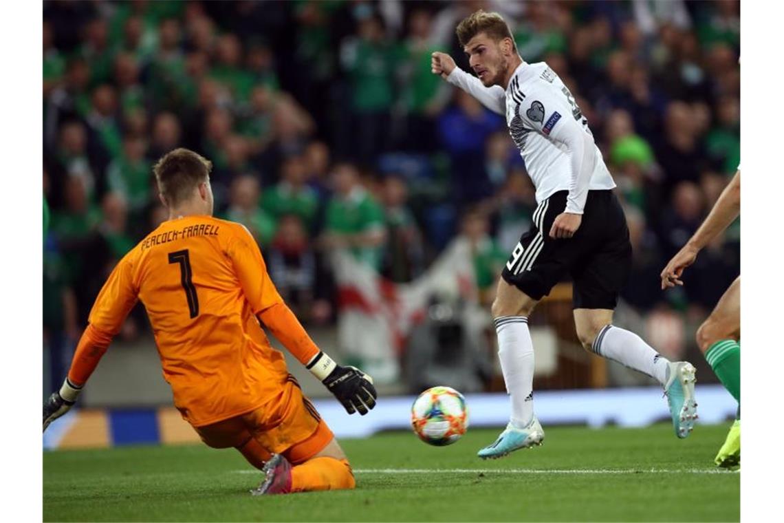 Timo Werner (M) scheitert mit seinem Torschuss an Nordirlands Keeper Bailey Peacock-Farrell (l). Foto: Christian Charisius