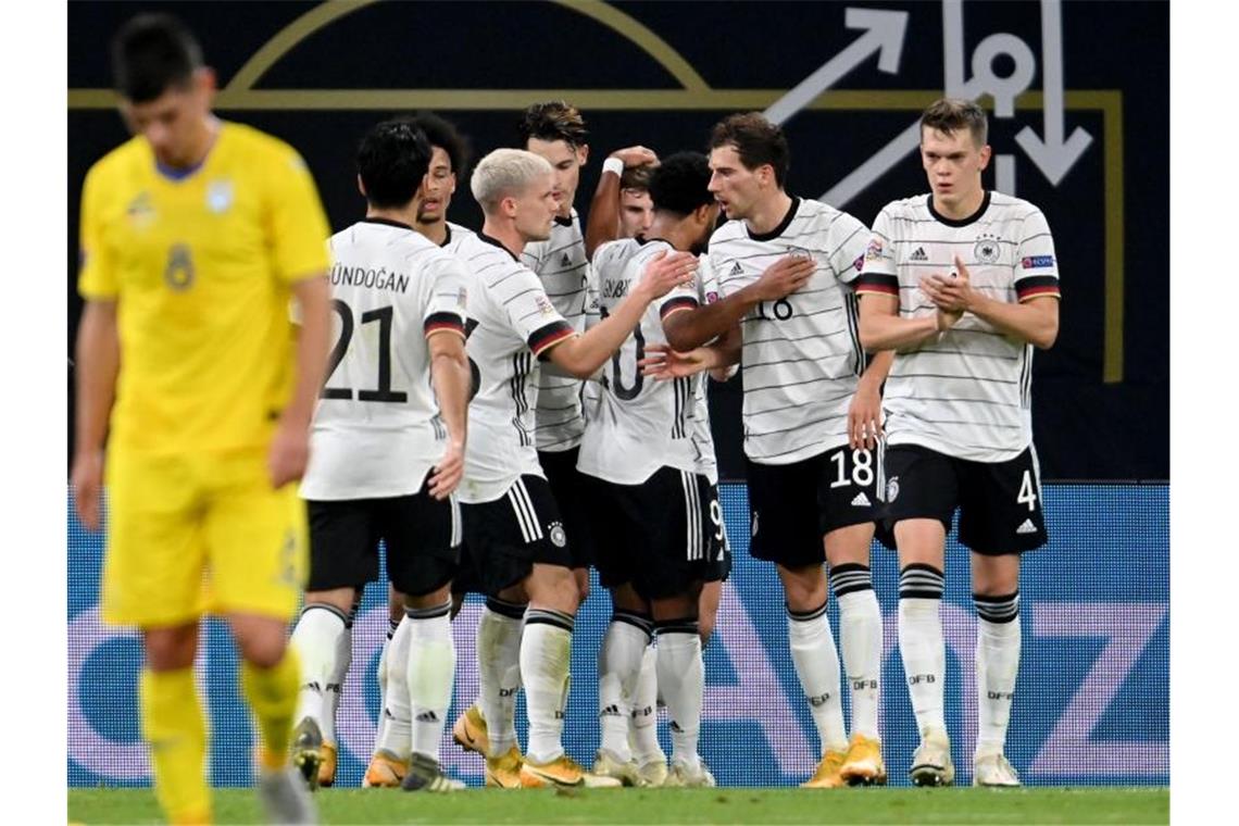 Timo Werner (M) von Deutschland jubelt nach seinem Treffer zum 2:1 mit seinen Teamkollegen. Foto: Robert Michael/dpa-Zentralbild/dpa