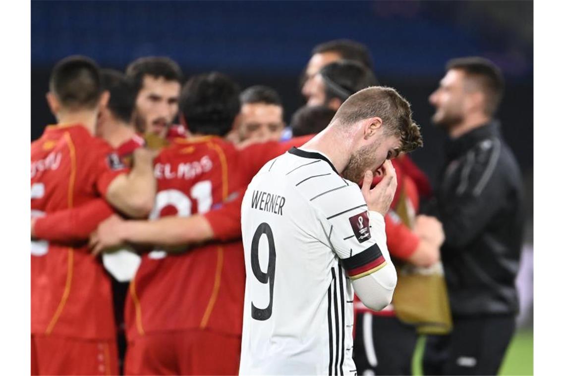 Timo Werner mag nach der DFB-Blamage gegen Nordmazedonien einfach nur wegsehen. Foto: Federico Gambarini/dpa